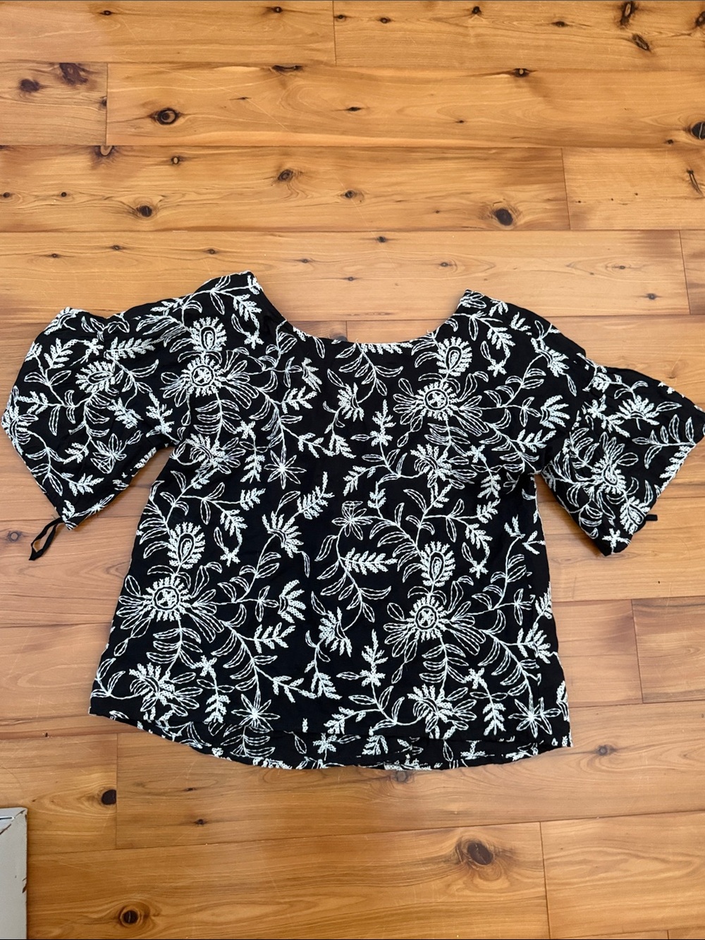 Anthropologie Black Floral Embroidered Blouse small nwt